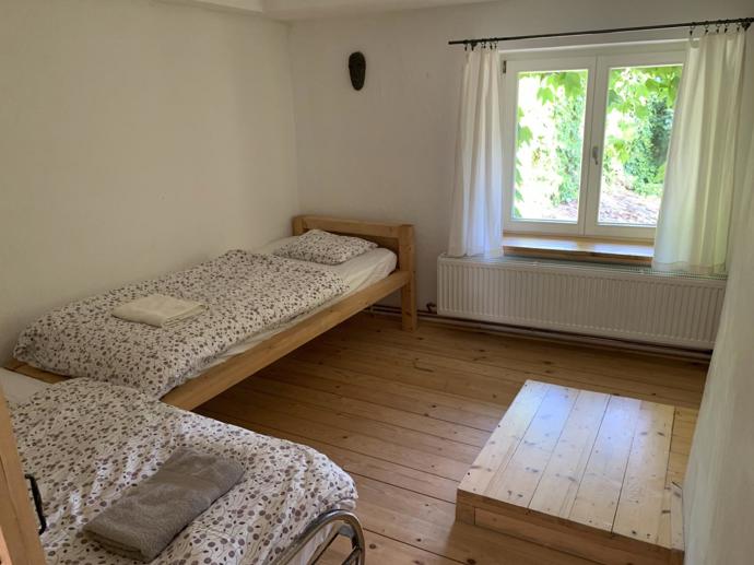 DOM Mokrá nabízí nefalšovanou venkovskou romantiku v přes sto let starém stavení pro všechny, kteří si chtějí užívat klidu „dále od města“ DOM Mokrá nabízí nefalšovanou venkovskou romantiku v přes sto let starém stavení pro všechny, kteří si chtějí užívat klidu „dále od města“