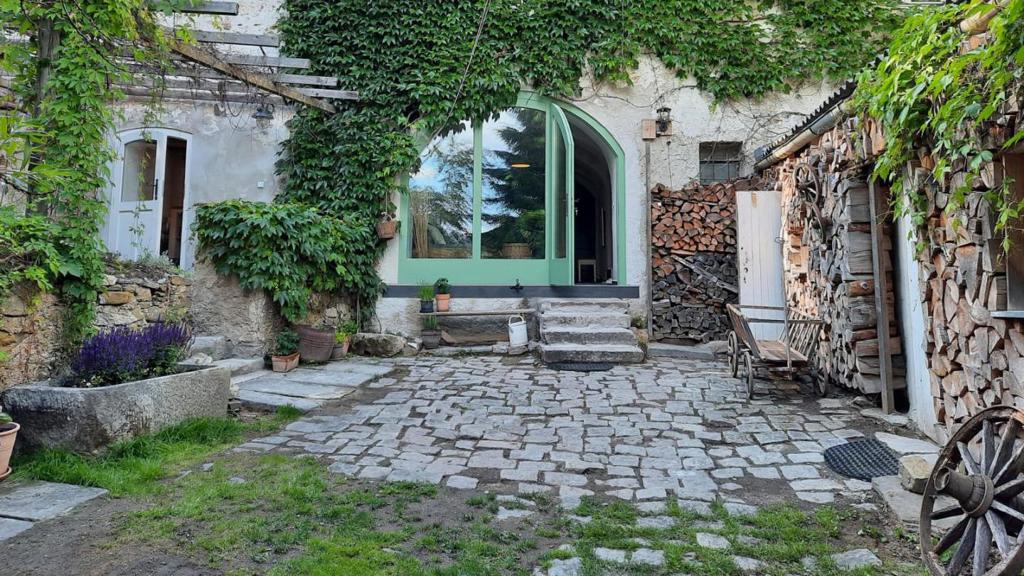 DOM Mokrá nabízí nefalšovanou venkovskou romantiku v přes sto let starém stavení pro všechny, kteří si chtějí užívat klidu „dále od města“