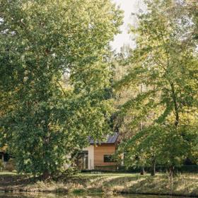 Skandinávské hygge u Písku: Tiny Vacation nabízí design, pohodlí i pořádnou dávku přírody na pouhých 26 metrech čtverečních Skandinávské hygge u Písku: Tiny Vacation nabízí design, pohodlí i pořádnou dávku přírody na pouhých 26 metrech čtverečních