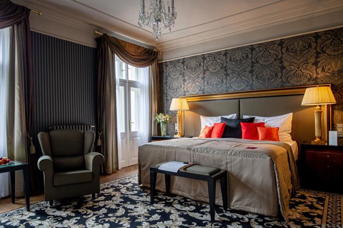 Grandhotel Pupp: Hotel, který dal Karlovým Varům tvář. Už více než tři století vítá krále, hvězdy i filmové legendy Grandhotel Pupp: Hotel, který dal Karlovým Varům tvář. Už více než tři století vítá krále, hvězdy i filmové legendy