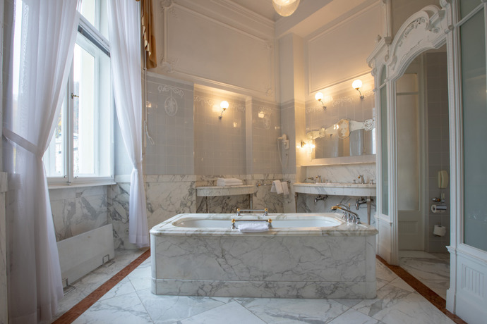 Grandhotel Pupp: Hotel, který dal Karlovým Varům tvář. Už více než tři století vítá krále, hvězdy i filmové legendy Grandhotel Pupp: Hotel, který dal Karlovým Varům tvář. Už více než tři století vítá krále, hvězdy i filmové legendy