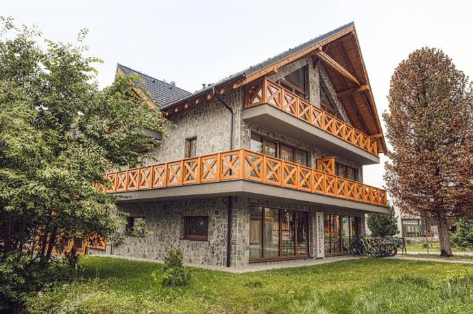 Takto může vypadat horský apartmán v roce 2026. Teplé barvy, minimum dekorací a spousta světla