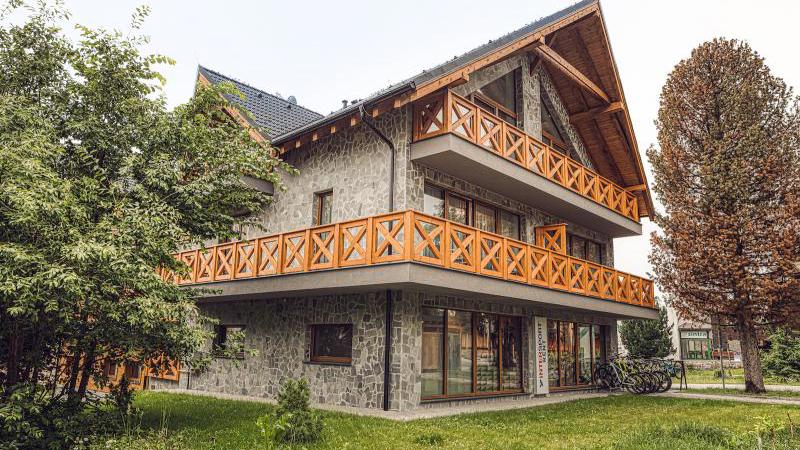 Takto může vypadat horský apartmán v roce 2026. Teplé barvy, minimum dekorací a spousta světla