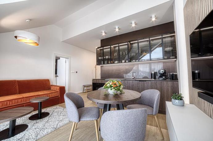 Takto může vypadat horský apartmán v roce 2026. Teplé barvy, minimum dekorací a spousta světla