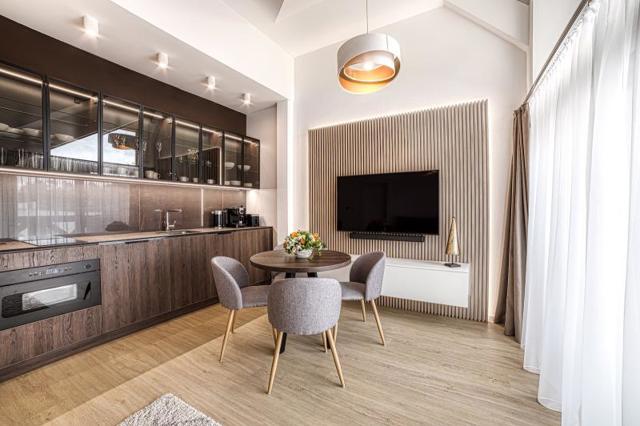 Takto může vypadat horský apartmán v roce 2026. Teplé barvy, minimum dekorací a spousta světla