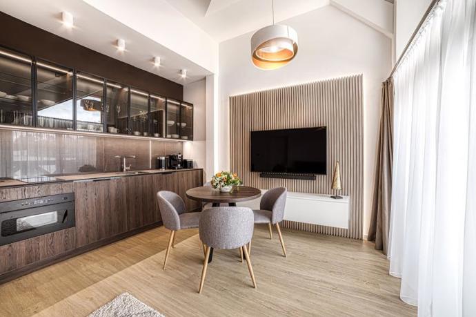 Takto může vypadat horský apartmán v roce 2026. Teplé barvy, minimum dekorací a spousta světla