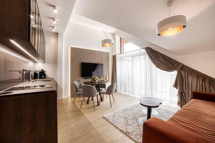 Takto může vypadat horský apartmán v roce 2026. Teplé barvy, minimum dekorací a spousta světla