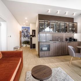 Takto může vypadat horský apartmán v roce 2026. Teplé barvy, minimum dekorací a spousta světla
