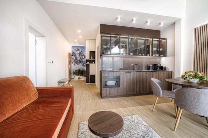 Takto může vypadat horský apartmán v roce 2026. Teplé barvy, minimum dekorací a spousta světla