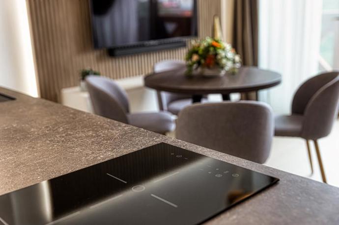 Takto může vypadat horský apartmán v roce 2026. Teplé barvy, minimum dekorací a spousta světla
