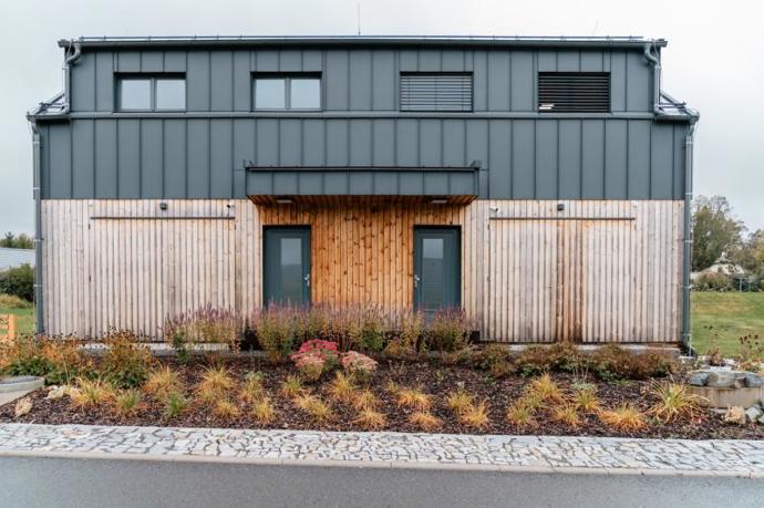 Architektura je jednoduchá, čisté linie nejsou v rozporu s okolní přírodou a interiér nepodléhá krátkodobým trendům. 