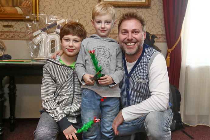 Roman Ondráček z dua Těžkej Pokondr se svými dvěma syny.