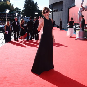 Maggie Gyllenhaal na červeném koberci.