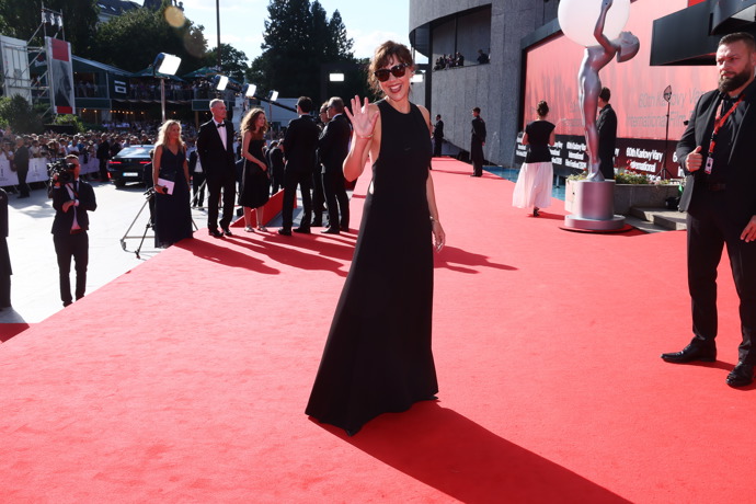 Maggie Gyllenhaal na červeném koberci.