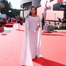 Jitka Čvančarová patří k tradičním ozdobám karlovarského festivalu a výjimkou nebyl ani letošní ročník, kam si vzala dechberoucí šaty od Tatiany Kovaříkové.