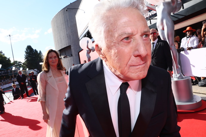 Dustin Hoffman byl na koberci v rozverné náladě.