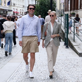 Lukáš Hejlík s manželkou, bývalou modelkou Veronikou, v tom umějí chodit i na kolonádě. On v trendy bermudách, ona v kostýmku, který dokonale lichotí její vytříbené postavě.