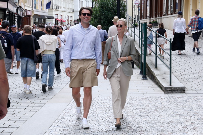 Lukáš Hejlík s manželkou, bývalou modelkou Veronikou, v tom umějí chodit i na kolonádě. On v trendy bermudách, ona v kostýmku, který dokonale lichotí její vytříbené postavě.