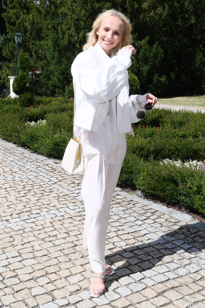 Jana Plodková má vkus i styl, dokázala to i monochromatickým bílým outfitem na zahradní party.