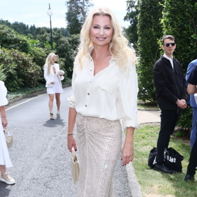 Jitka Kocurová byla na party za dokonalou dámu. Klasickou bílou košili oživila rozepnutými knoflíčky u krku, aby nepůsobila příliš upjatě, vykasanými rukávy a hlavně flitrovanou sukní a podobně laděnými sling-back střevíčky. Určitě jeden z nejpovedenějších modelů akce, ve kterém se pak modelka dostavila i na přehlídku Beaty Rajské.