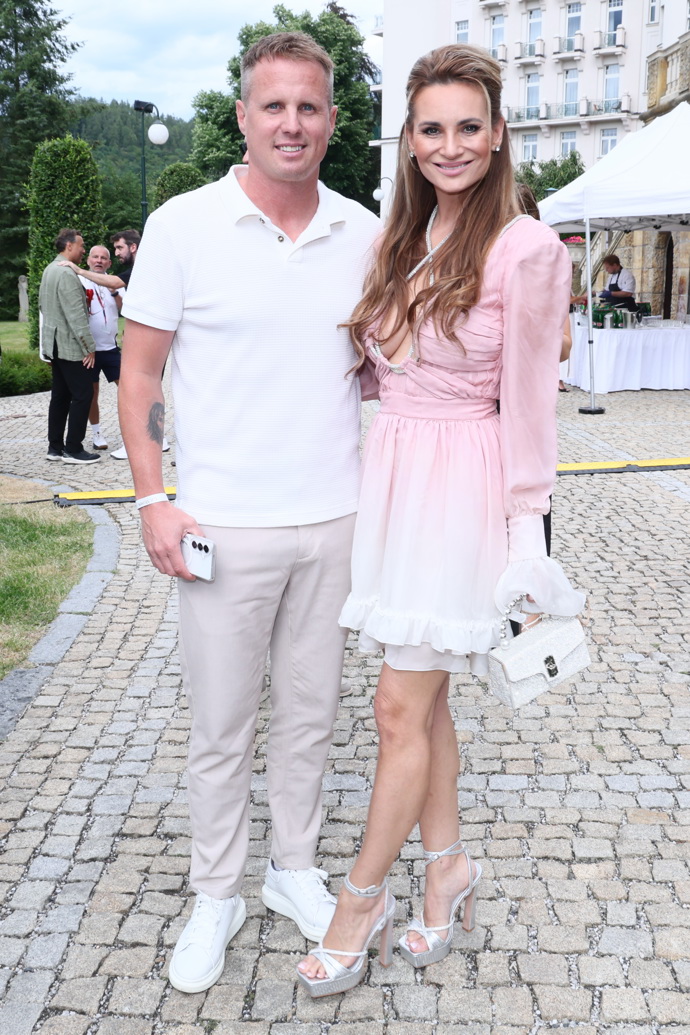 Lenka a David Limberští patří ke každoročním ozdobám festivalu a nejinak je tomu letos. David se na zahradní party oblékl do své oblíbené bílé, Lenka pak odvážných minišatů.
