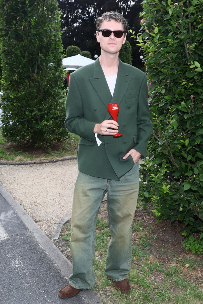 Návrhář Michael Kováčik dorazil na party v zeleném oversize saku a "ušpiněných" džínách.