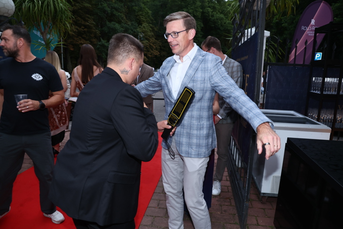 Své legrační okamžiky ale přinesl i jeden z nejprestižnějších večírků, BigBoard party. Šéf ODS Martin Kupka jakoby se bál detektoru.