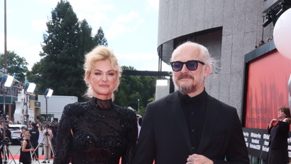 FOTO: Karel Och s manželkou na červeném koberci.