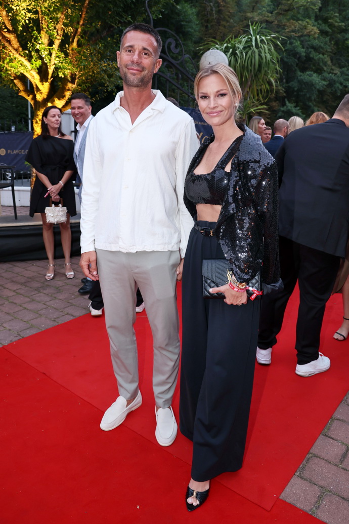 Petra Svoboda zvolila černý crop top a flitrové sako. Do společnosti poprvé vyvedla nového partnera. 