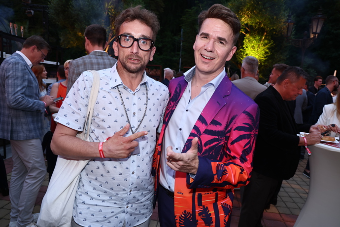 Jakub Žáček a DJ Roxtar, který byl nepřehlédnutelný díky barevnému saku. 