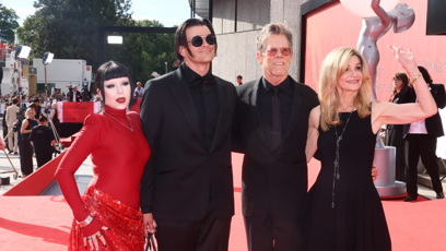 FOTO: Kevin Bacon se ženou, synem Travisem a jeho přítelkyní.