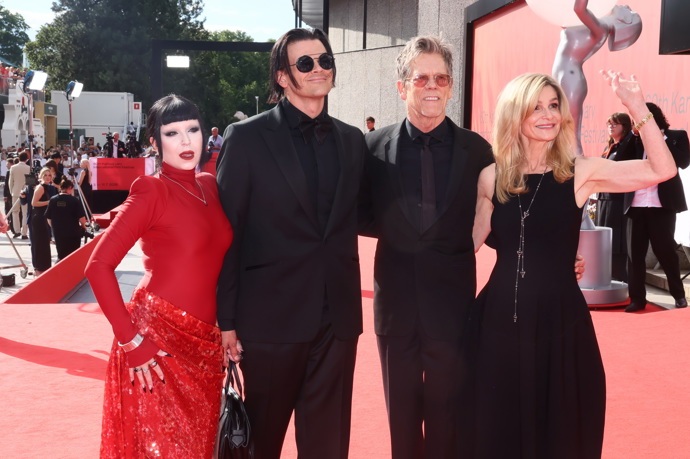 Kevin Bacon se ženou, synem Travisem a jeho přítelkyní.