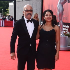 Jeffrey Wright dorazil se ženou na červený koberec.