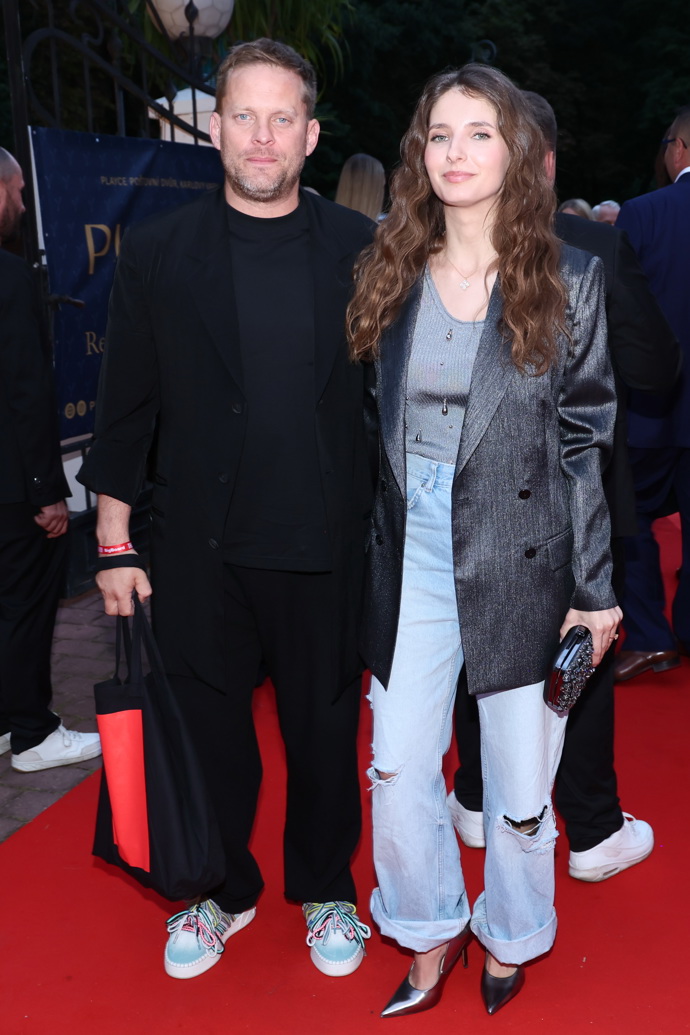 Jakub Prachař a Sara Sandeva. Herečka oblékla roztrhané džíny a šedé oversize sako. 