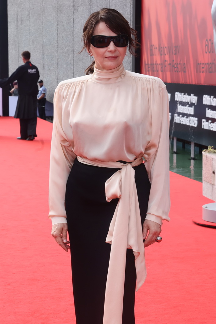 Juliette Binoche na červeném koberci.