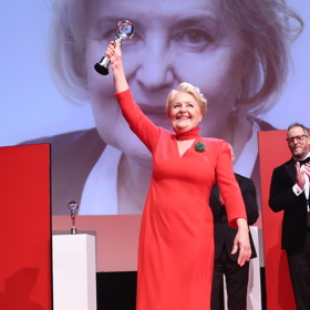Magda Vašáryová  i při převzetí Ceny prezidenta festivalu rozdávala úsměvy.