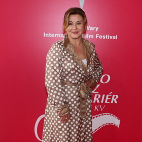 Dana Morávková má ve svém šatníku delší midi modely, a to jak ve vzorovaných variantách...