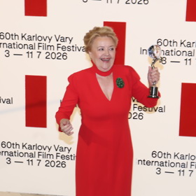Styl nemá věkovou hranici: Karlovarský festival 2026 ovládly slavné ženy nad 50, které se nebojí výrazných barev Styl nemá věkovou hranici: Karlovarský festival 2026 ovládly slavné ženy nad 50, které se nebojí výrazných barev