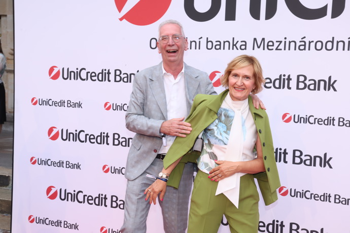 Lékařova manželka se před zástupem fotografů zřejmě necítila nejlépe, byť jí to v hráškovém kostýmu slušelo.