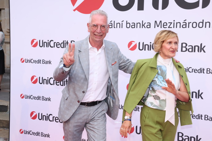 Petr Neužil se s manželkou dobře bavil před fotostěnou.