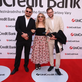 Vidět jsme ji mohli také na nejluxusnějším večírku festivalu - a v doprovodu o generaci mladších fešáků.