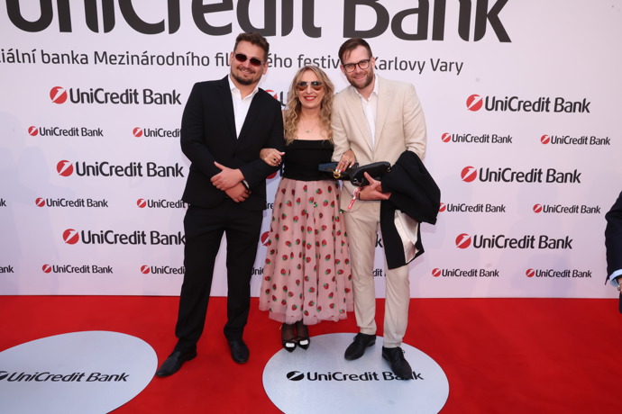 Vidět jsme ji mohli také na nejluxusnějším večírku festivalu - a v doprovodu o generaci mladších fešáků. 