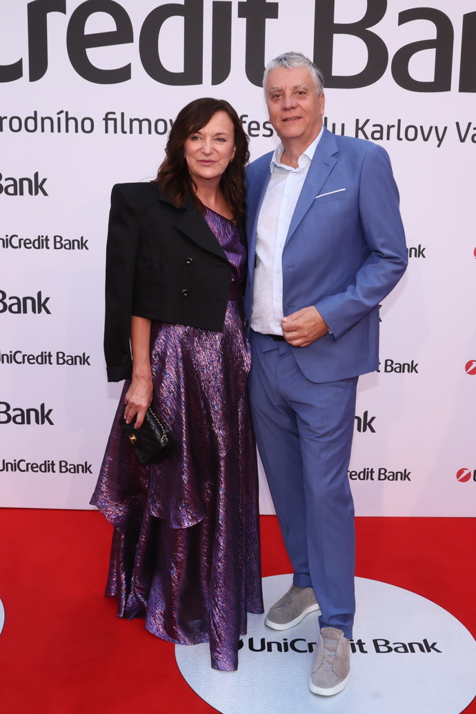 Beata Rajská s manželem Liborem. Návrhářka oblékla fialové večerní šaty doplněné o černé sako.