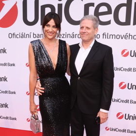 Filantropka a modelka Kateřina Sokolová vynesla šperky Klenoty Aurum v hodnotě 1 150 000 Kč. O doprovod se postaral její partner, miliardář Martin Wichterle.