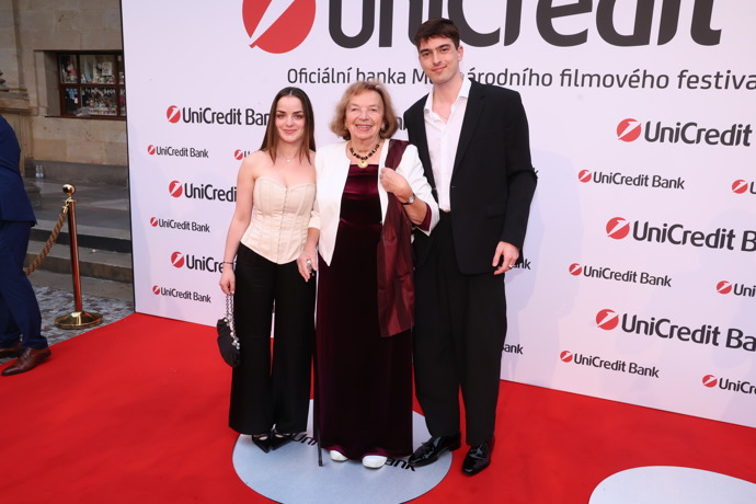 Bývalá první dáma Livia Klausová na večírek vyrazila v obklopené svých vnoučat.