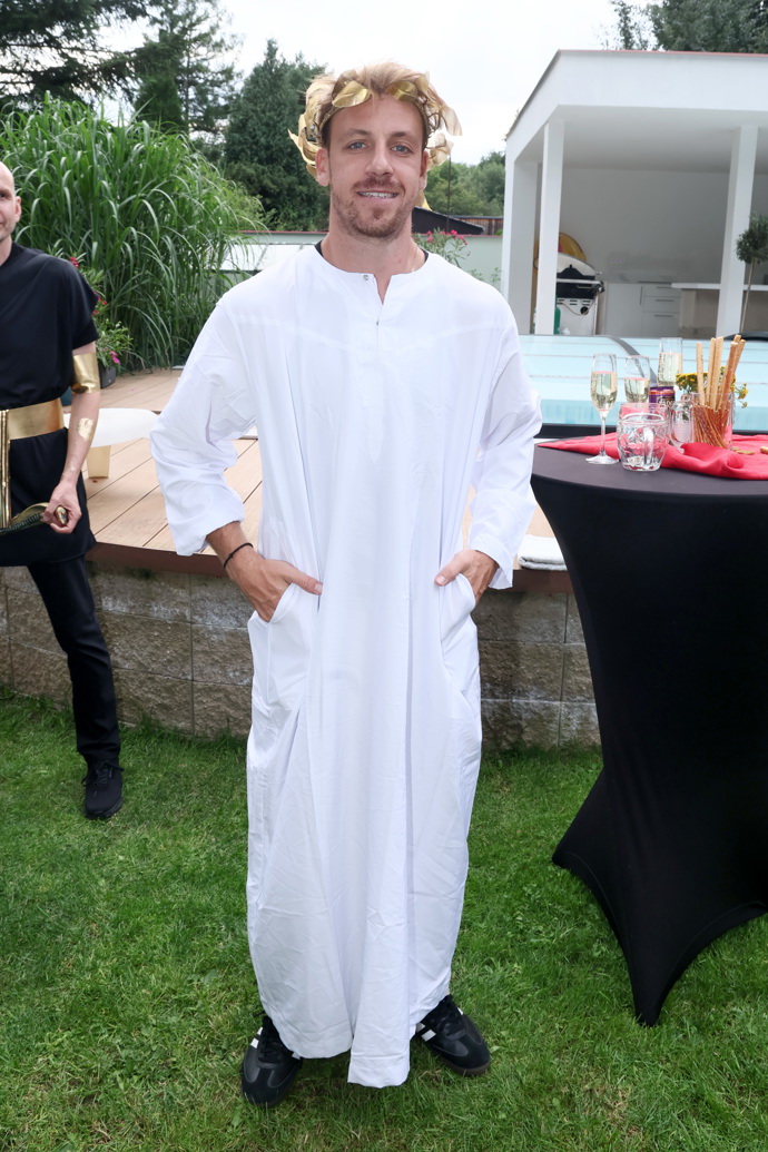 Martin Prágr si podobně jako Petr Janda zahrál na římského panovníka se zlatou vavřínovou korunou.