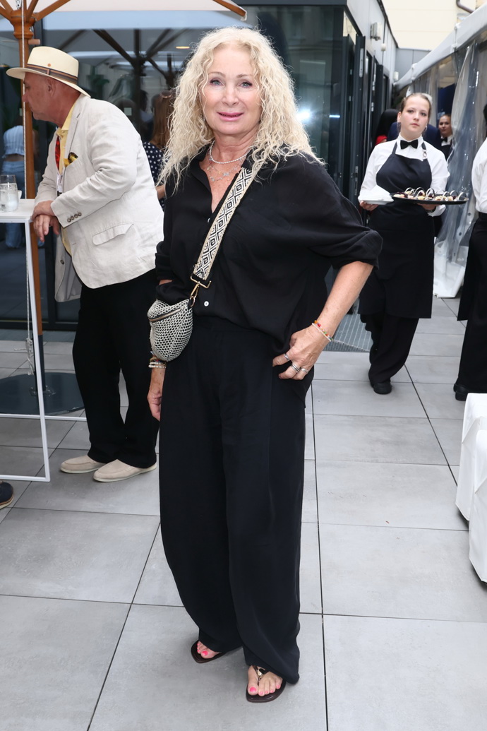 Světlana Nálepková propojila trendy s pohodlím a černý minimalistický outfit ozvláštnila kalhotami módního střihu barrel.