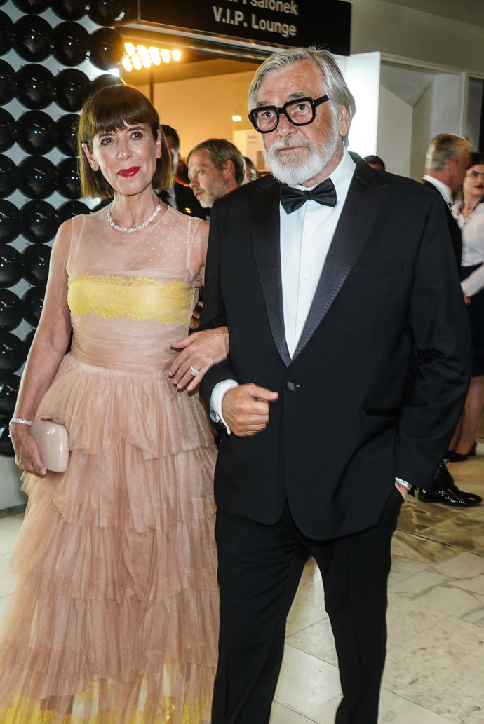 Andrea Bartošková volí elegantní, ale vždy originální modely a poloprůhledné prvky jsou mnohdy jejich nedílnou součástí.