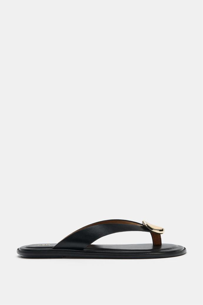 Ploché žabky s kovovými detaily, Zara, 849 Kč