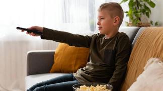 Mžourá vaše dítě na televizi? 5 varovných signálů, že je čas na první vyšetření zraku